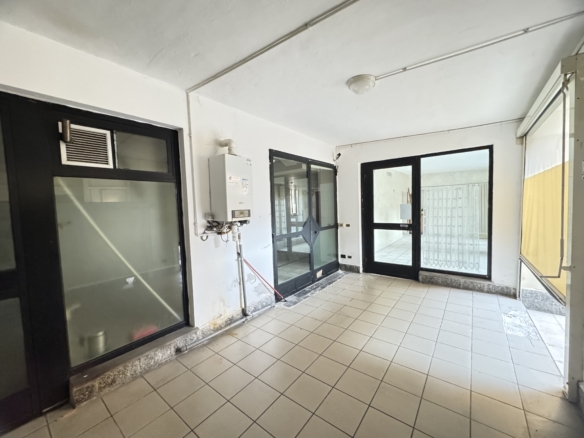 Ampio negozio, centro paese, Cernusco sul Naviglio