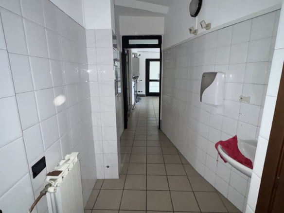 Ampio negozio, centro paese, Cernusco sul Naviglio