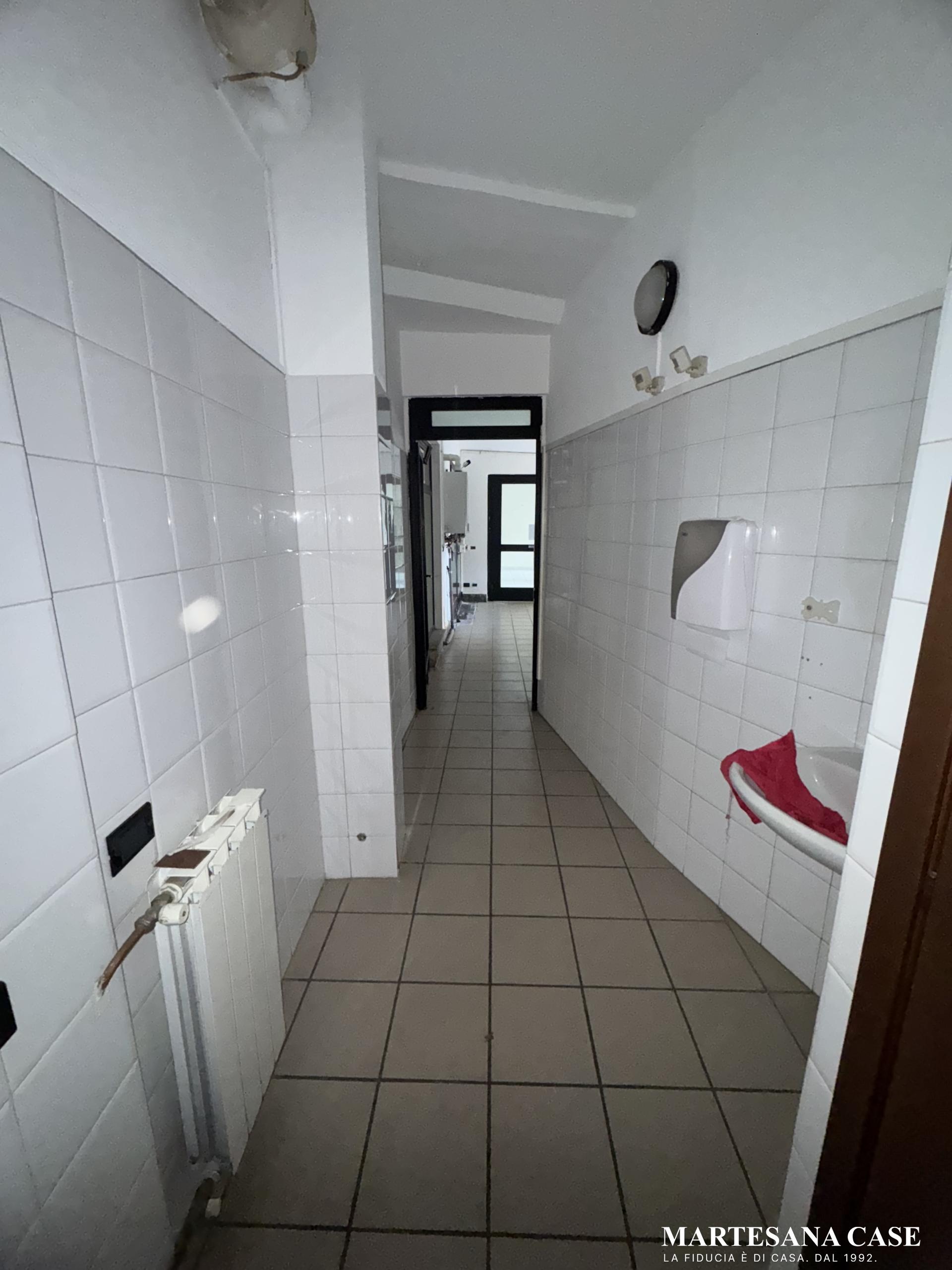 Ampio negozio, centro paese, Cernusco sul Naviglio