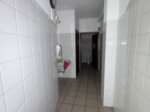 Ampio negozio, centro paese, Cernusco sul Naviglio
