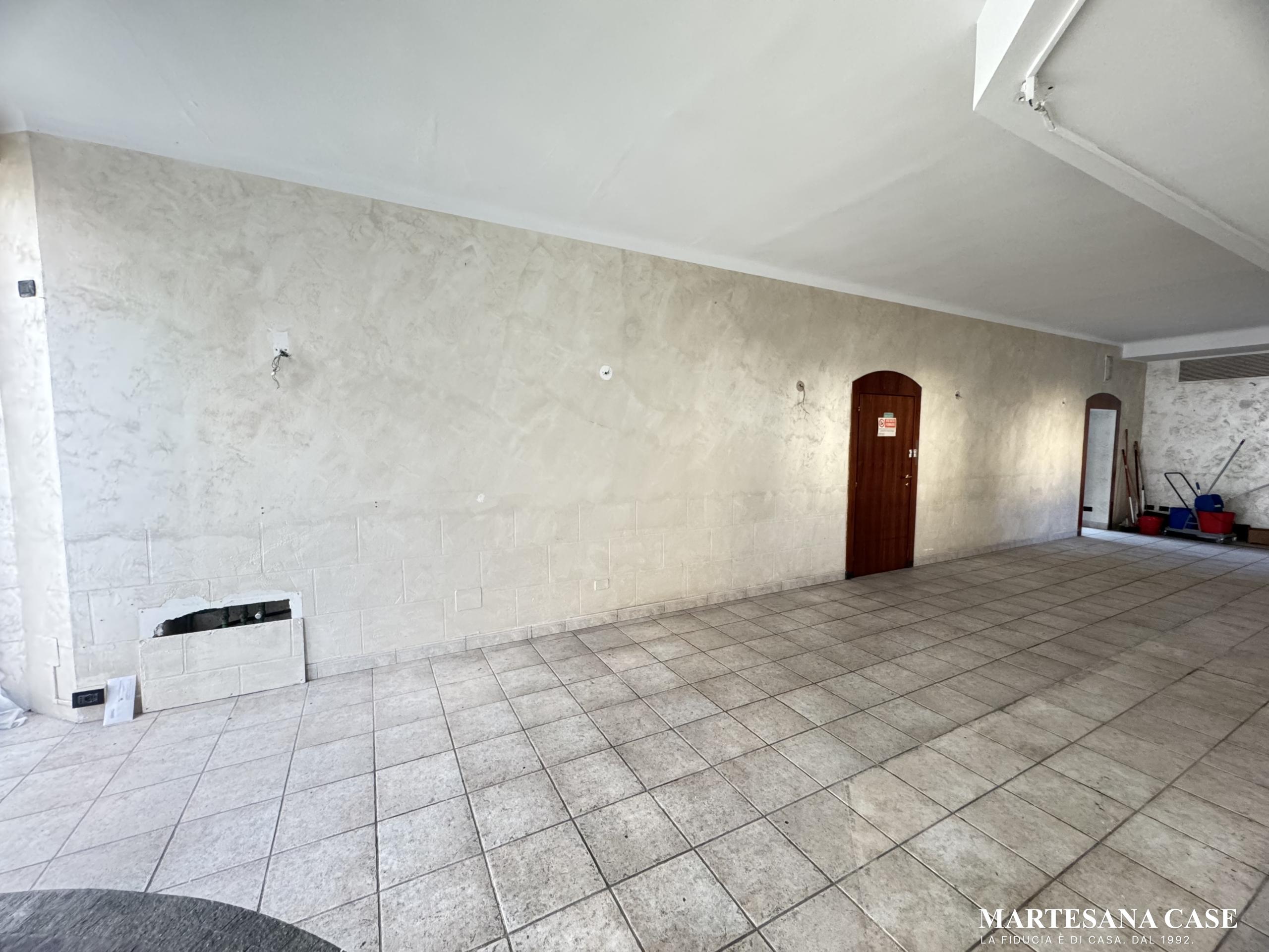 Ampio negozio, centro paese, Cernusco sul Naviglio