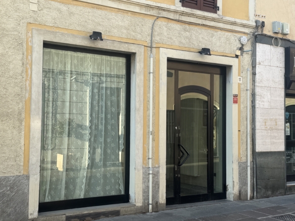 Ampio negozio, centro paese, Cernusco sul Naviglio