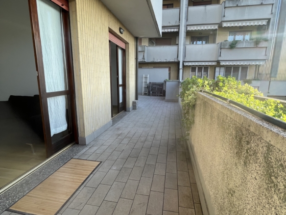 Bilocale arredato con ampio terrazzo di 50 mq – Carugate