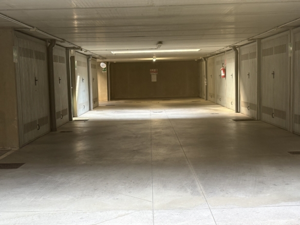 Ampio box singolo in via Goldoni 31, Cernusco s/N, zona Vigili